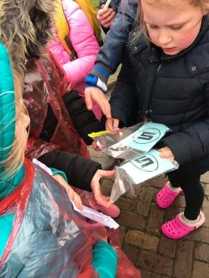 Kinderen zijn tijdens een kinderfeestje bezig met het oplossen van een codewoord.
